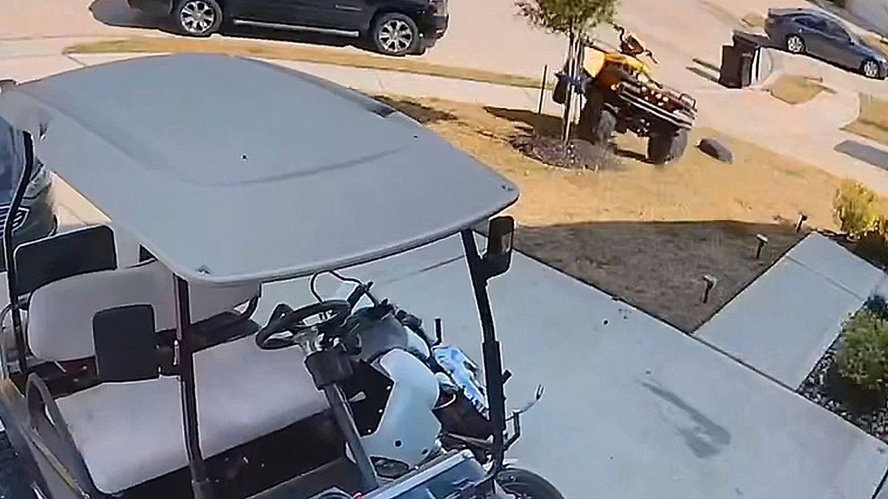 Video: In der Garage ausgebüxt: Quad rast über Einfahrt rammt Polizeiauto