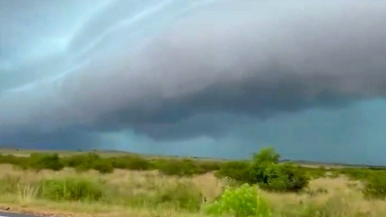 Video: An impressive storm front engulfs the horizon in Uruguay