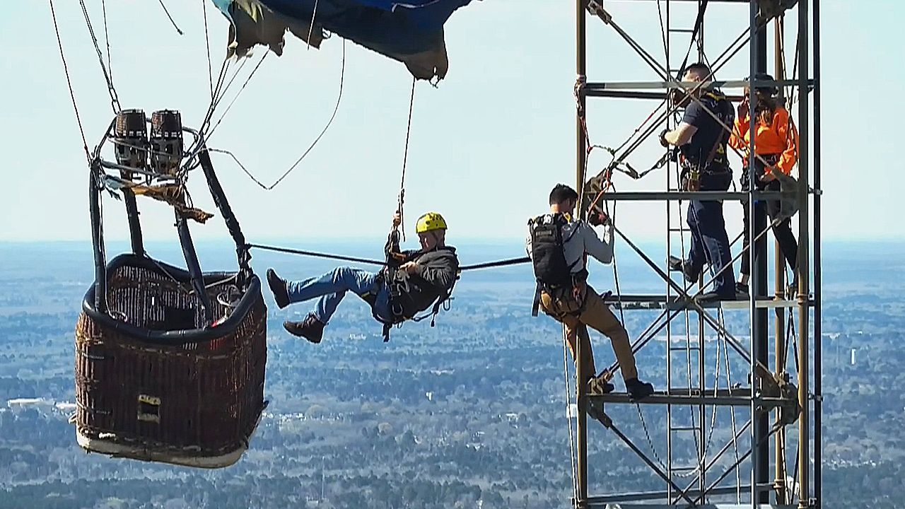 Video: Spektakuläre Rettung in 280 Metern Höhe: Heißluftballon prallt gegen Sendemast