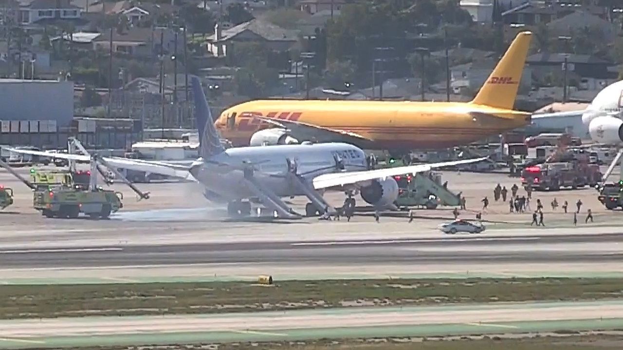Video: Triebwerk brannte: Boeing muss in Los Angeles notlanden
