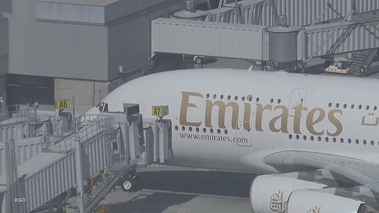 Video: Erleichterung bei US-Reisenden: Erster Flug aus Dubai in den USA gelandet