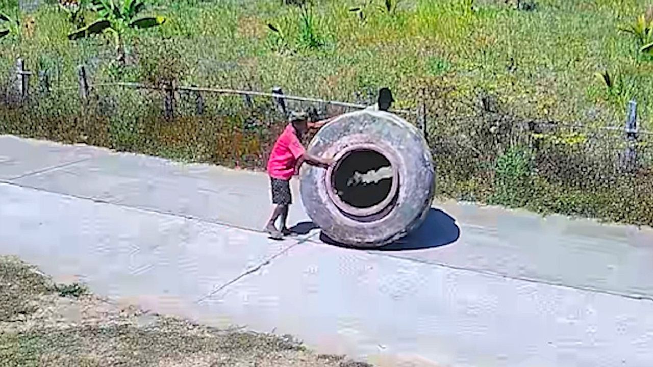 Video: Teures Missgeschick: 60 Jahre alter Riesenkrug zerschellt auf der Straße