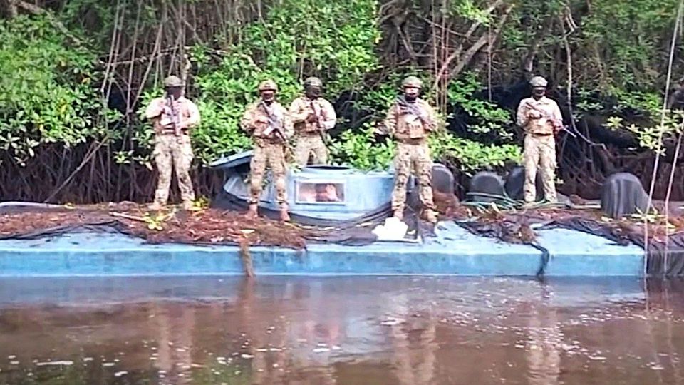 Schlag gegen das Kartell: Militär findet 35 Meter langes Drogen-U-Boot im Sumpf