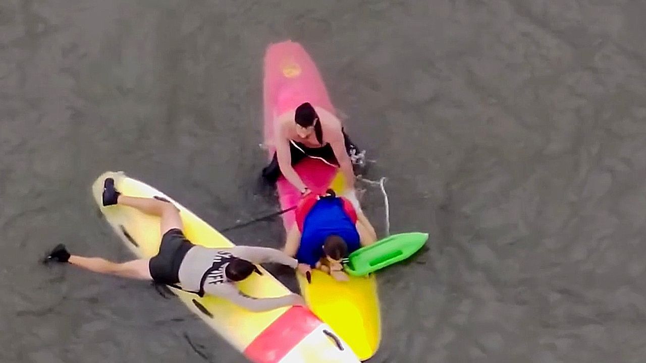 Video: Flucht ins Wasser: Polizisten schnappen Flüchtigen auf Paddleboards