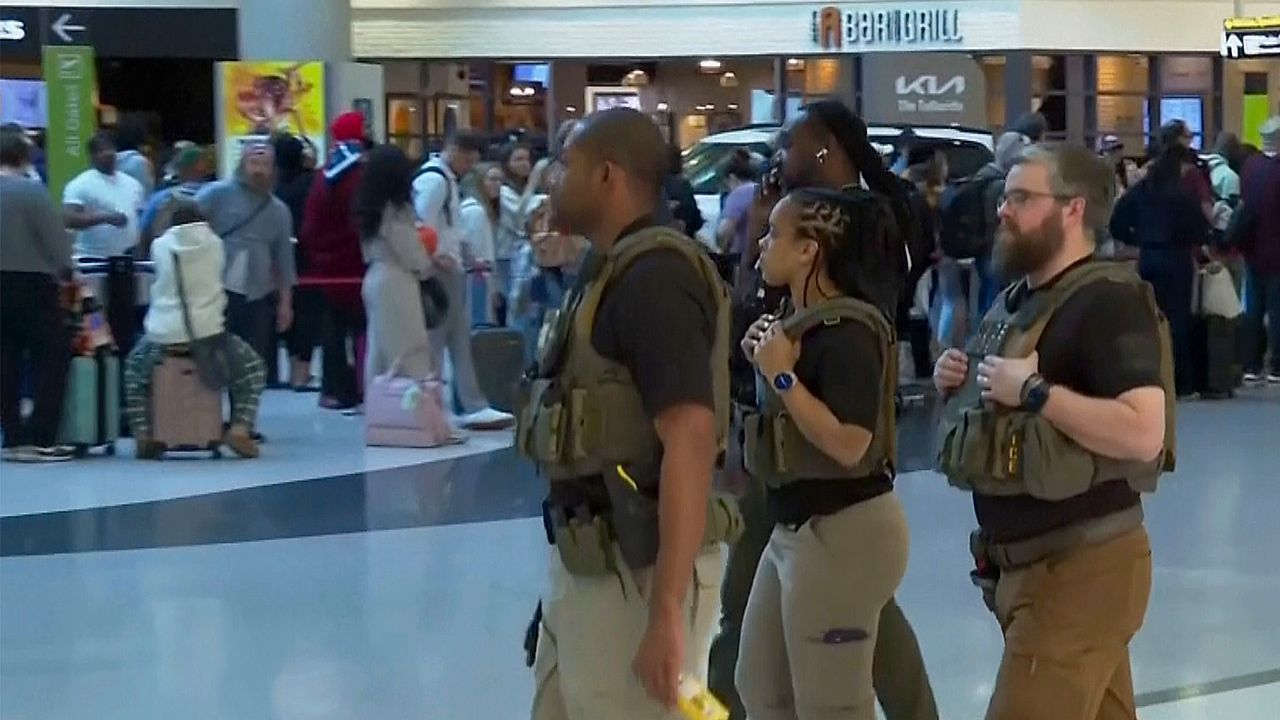 Video: ICE-Beamte an US-Flughäfen im Einsatz - Trump verbietet Sturmhauben