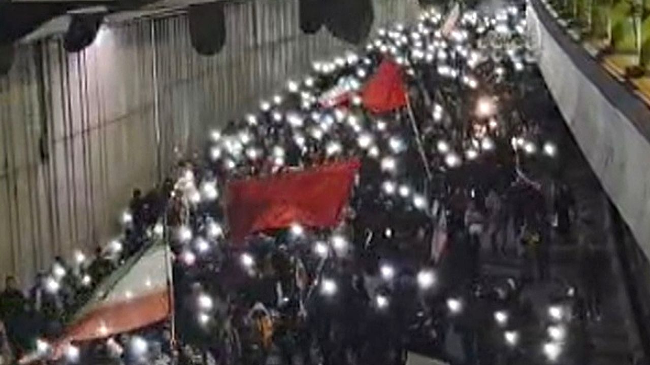 Video: Menschen demonstrieren im Iran – Unterstützung für Militär