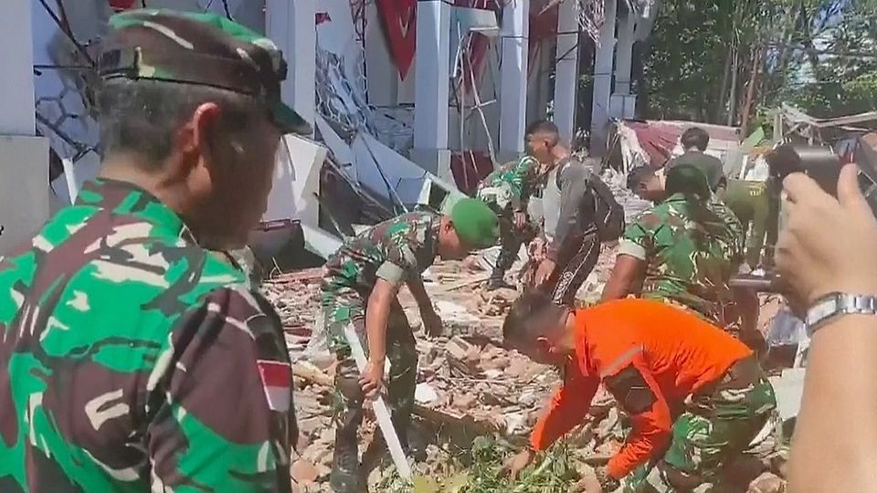 Beben der Stärke 7,4: Tote und Schäden im Norden Indonesiens