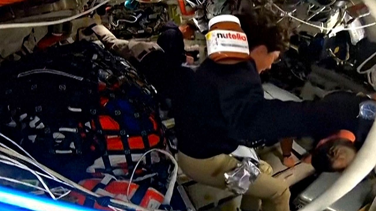 Video: Kurz vor historischem Mond-Rekord: Nutella-Glas schwebt durch Raumkapsel