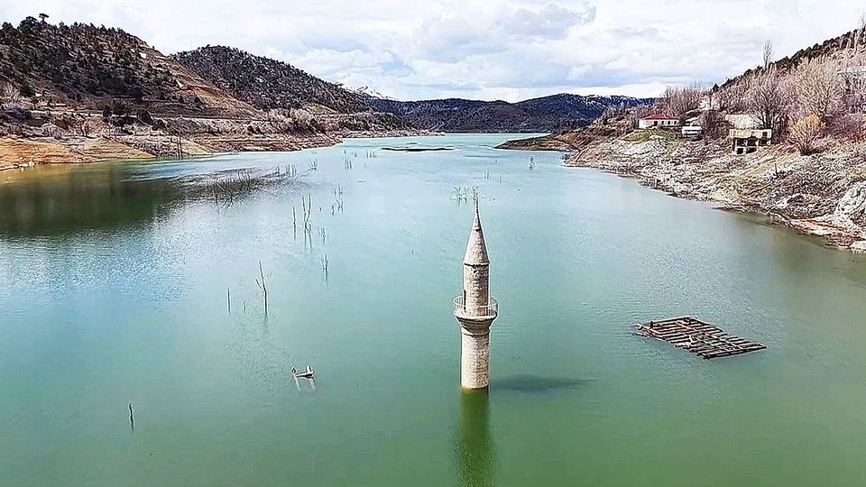 Nur Minarett ragt heraus: Steigender Wasserspiegel lässt Dorf in der Türkei verschwinden