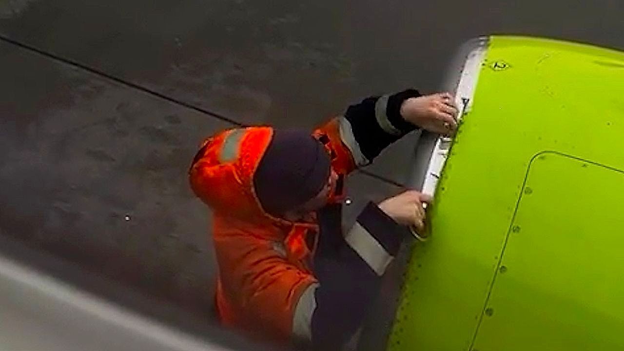 Video: Passenger spots plane engine covered in tape before takeoff