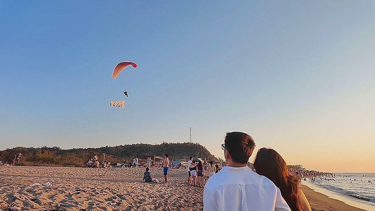 Video: Beach proposal stuns woman as paramotor reveals banner overhead