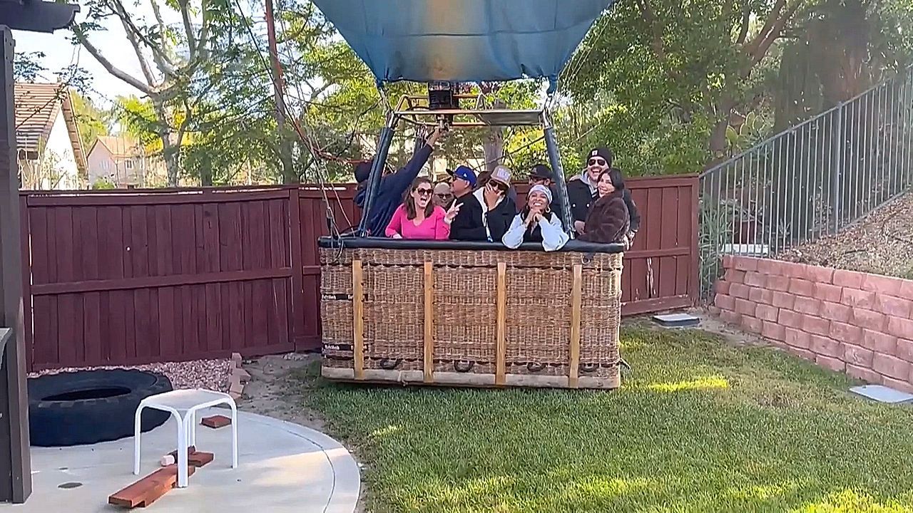 Video: Ungeplanter Zwischenstopp: Hausbesitzer bekommen Besuch von Heißluftballon
