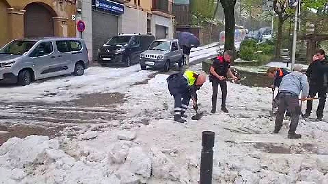 Video: A severe hailstorm brings traffic to a standstill in the Catalan Pyrenees, Spain