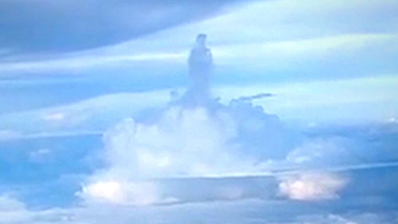 Video: Himmlische Erscheinung: Flugpassagiere entdecken Buddha-Wolke über Guangdong