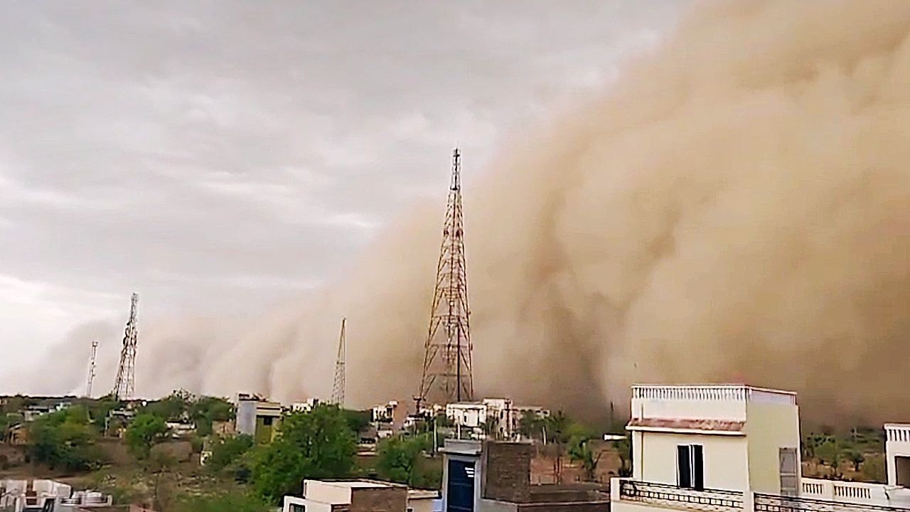 Video: Schwarze Wand am Horizont: Gigantischer Sandsturm verschluckt Skyline von Harbin