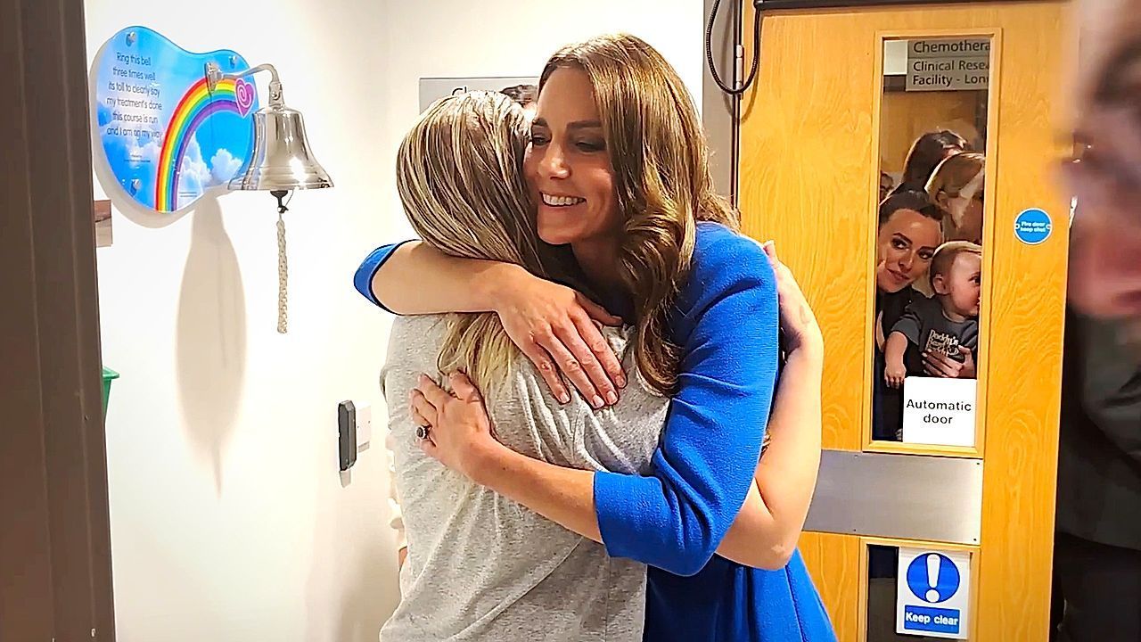 Video: Emotionale Momente in Krebsklinik: Kate überrascht Patientin