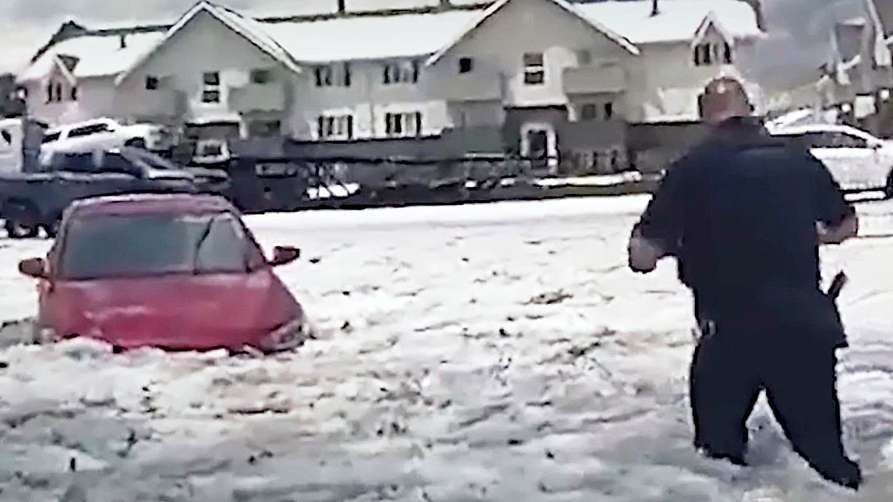 Video: Hagel als Falle: Polizist rettet Autofahrerin von überschwemmter Straße