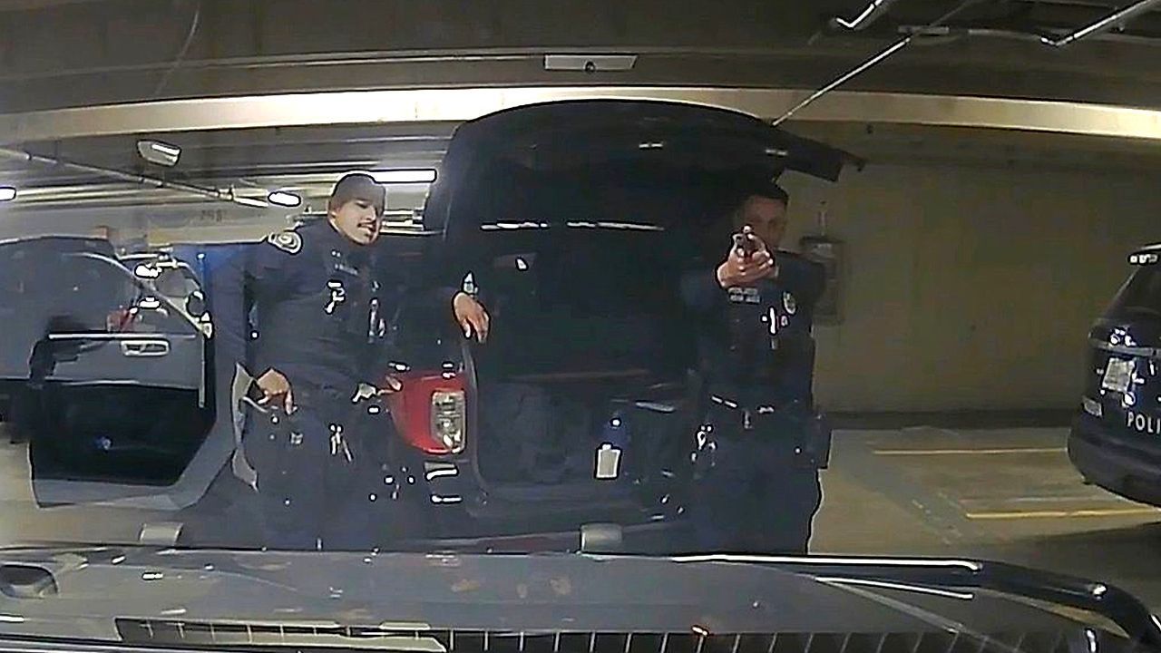 Video: Mit der Waffe herumgealbert: US-Polizist schießt Kollegen in Parkhaus an