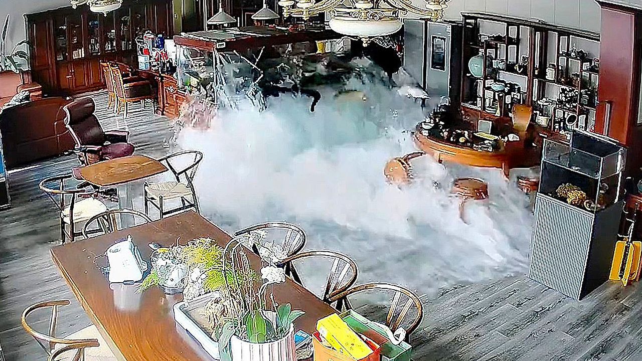 Video: Aquarium flutet Büro: Fischsammlung für Zehntausende Euro futsch