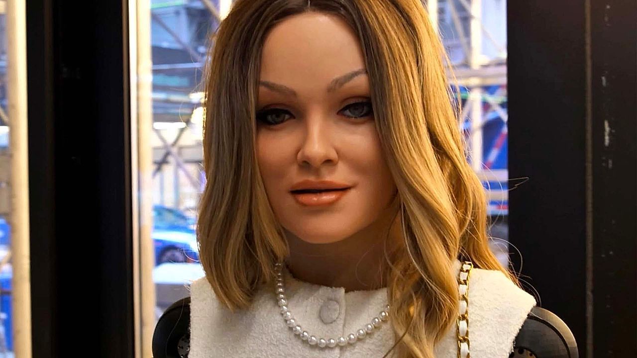 Video: Roboter als Assistenzlehrerin: Humanoide KI unterstützt Schüler in New York