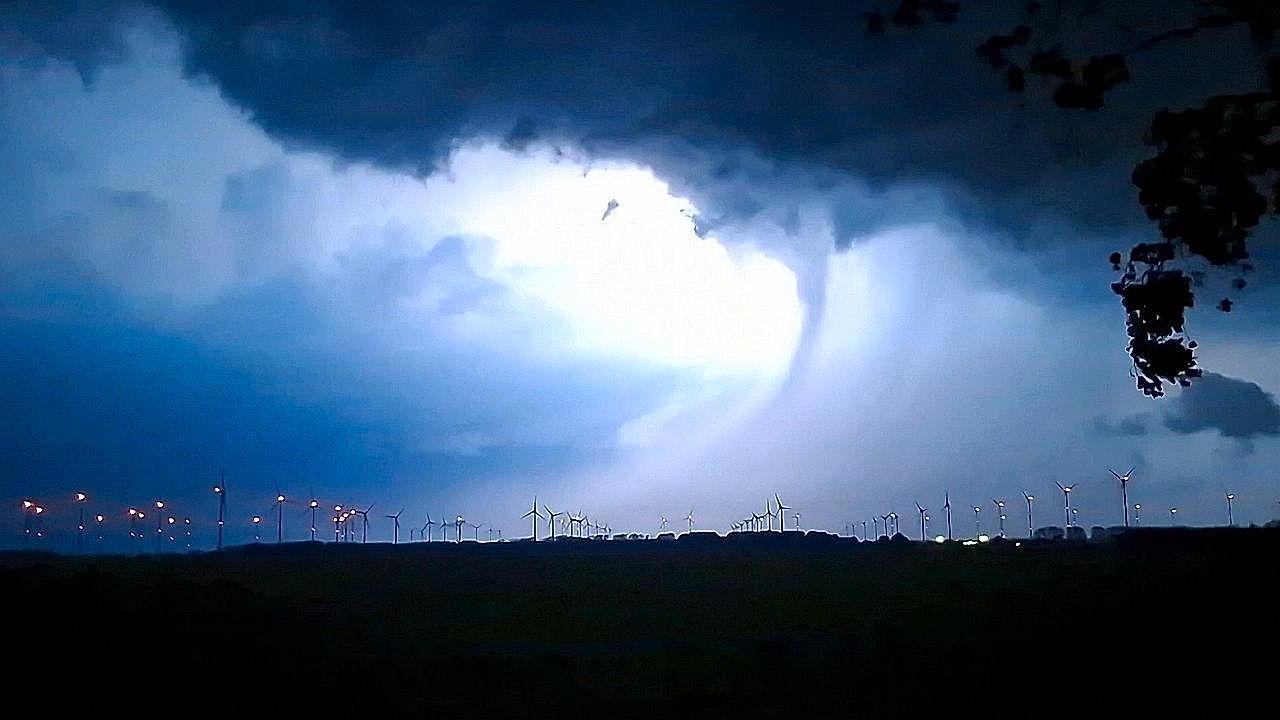 Blitz-f-r-Blitz-Gewitter-enth-llt-Trichterwolke-ber-den-Niederlanden