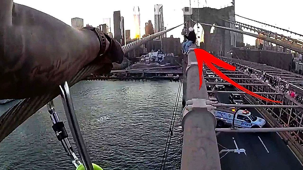 Video: Fürsorge und Mitgefühl: Polizisten retten Frau in Notlage von New Yorker Brücke