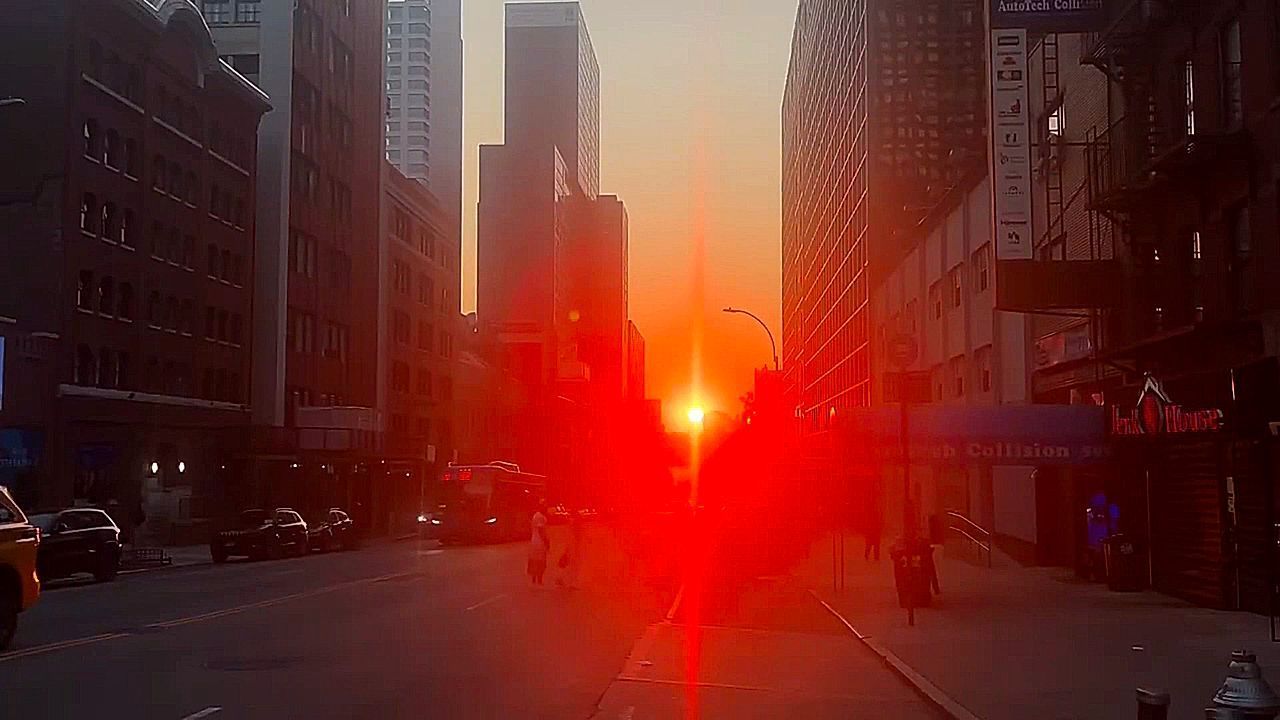 New Yorkers take in stunning Manhattanhenge
