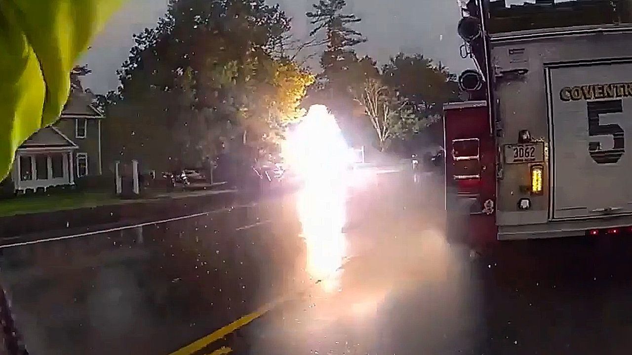 Video: Feuerball an Unfallstelle: Auto fährt über Stromleitungen in Rhode Island