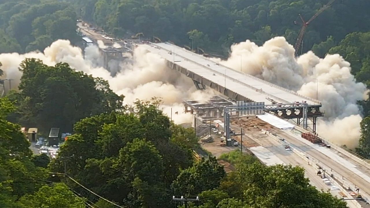 Video: Spektakuläre Sprengung: Alte Autobahnbrücke in Pittsburgh wird in Schutt und Asche gelegt