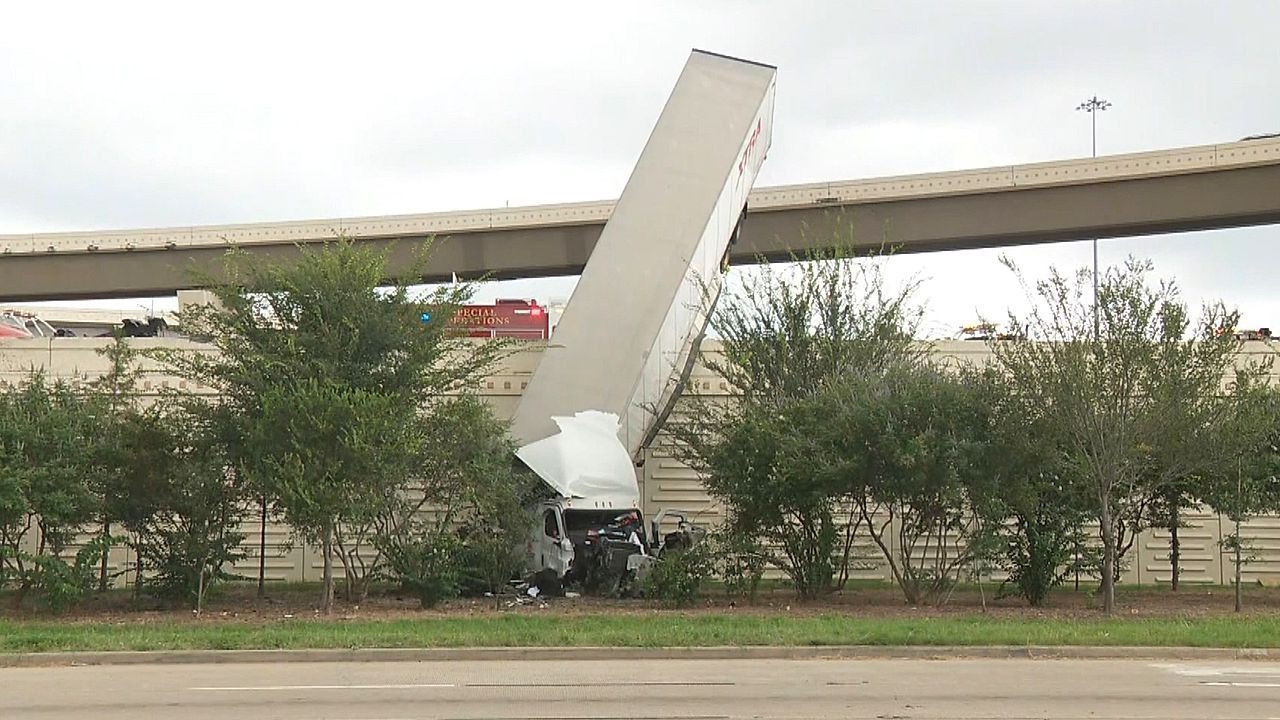 Video: Spektakulärer Crash in Houston: 18-Tonner hängt über Autobahn