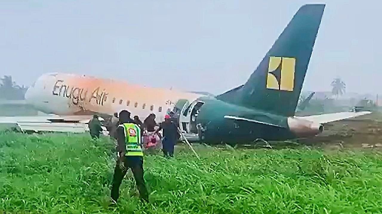 Video: Über Landebahn hinausgeschossen: Flugzeug legte Bruchlandung in Nigeria hin