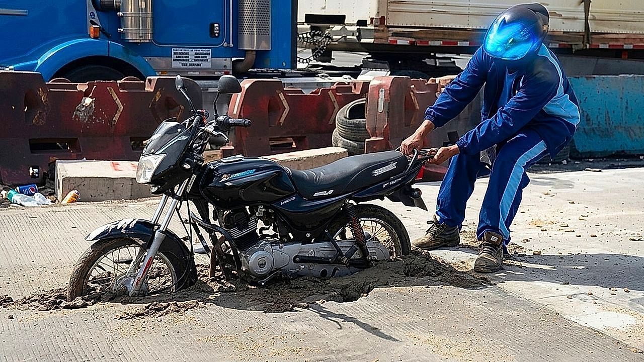 Video: Abkürzung endet im Beton: Motorradfahrer bleibt in Kolumbien auf Baustelle stecken