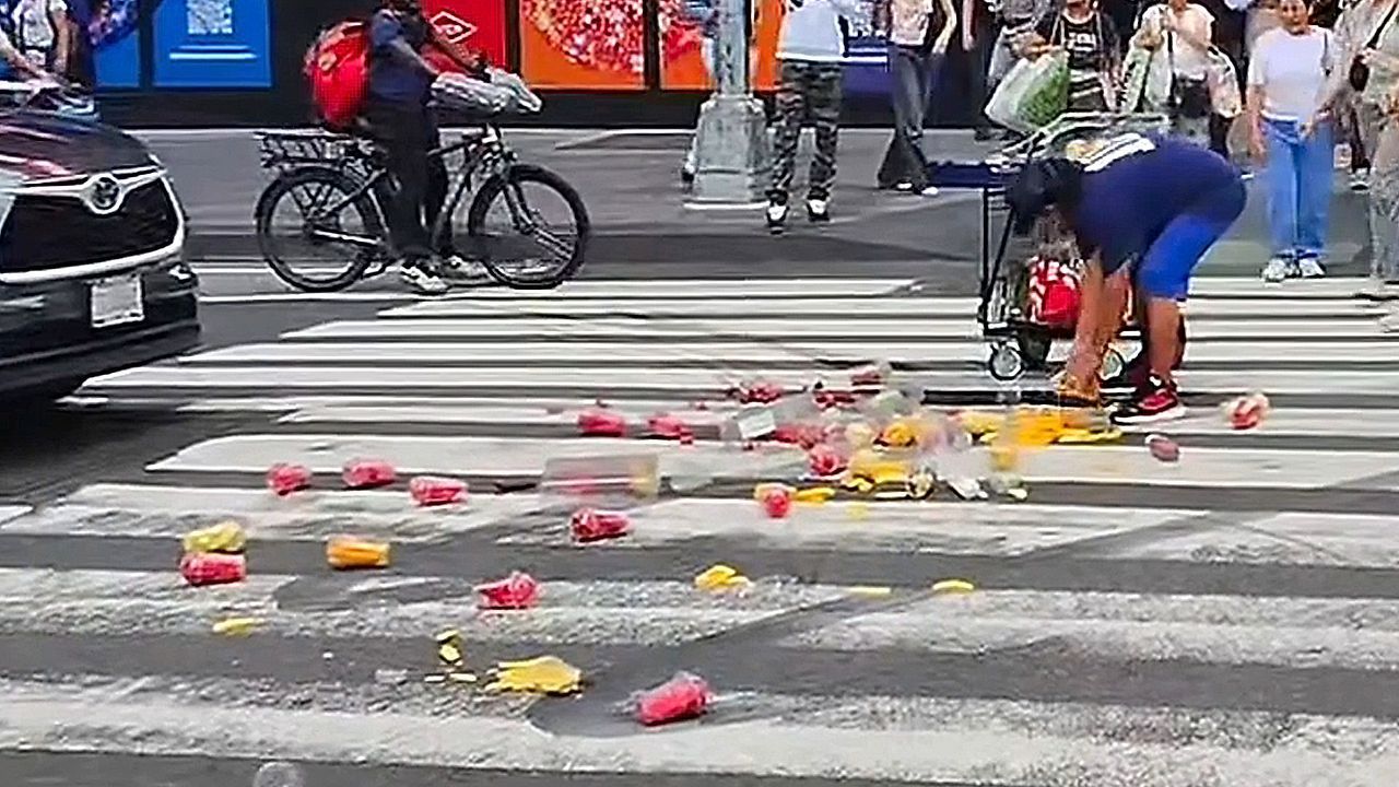 Video: Karren umgekippt: Fußgänger greifen Obstverkäufer am Times Square unter die Arme