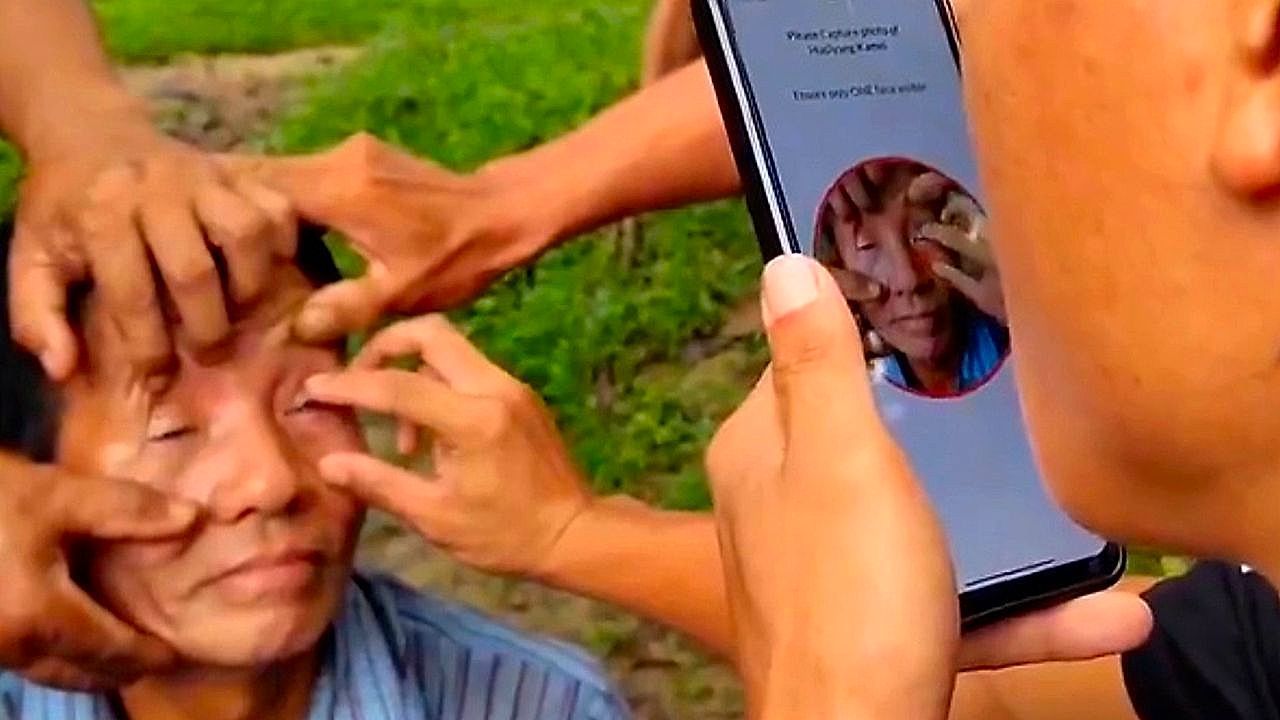 Video: Men stretches elderly man's face to get through iPhone's Face ID
