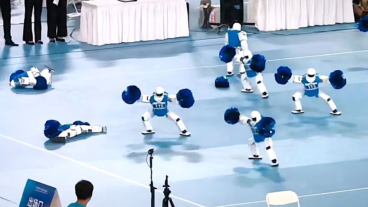 Video: Choreo geht nach hinten los: Rückwärts-Salto zerstört Roboter-Formation