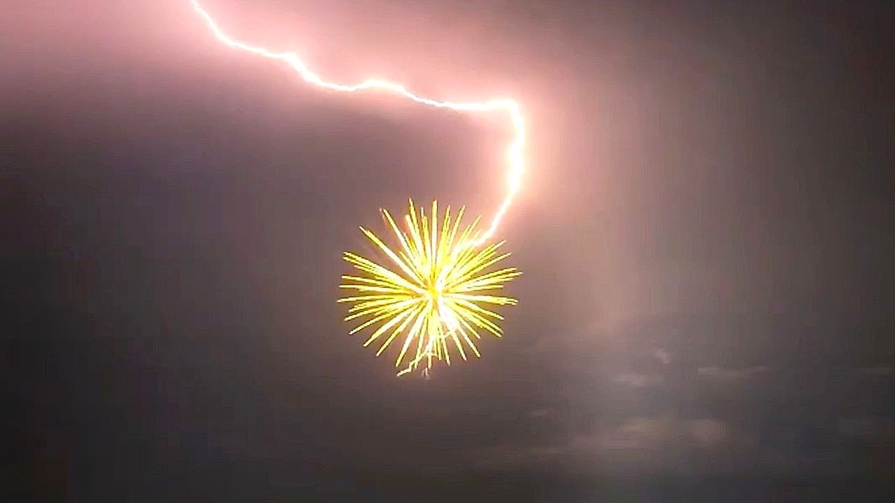 Video: Blitz trifft Feuerwerk: Seltenes Spektakel über Japans Küste