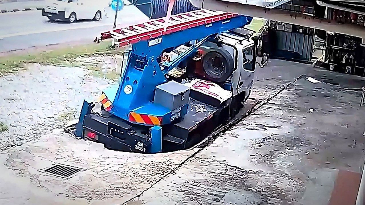 Video: Illegale Bauarbeiten: Lastwagen versinkt in Malaysia in Loch