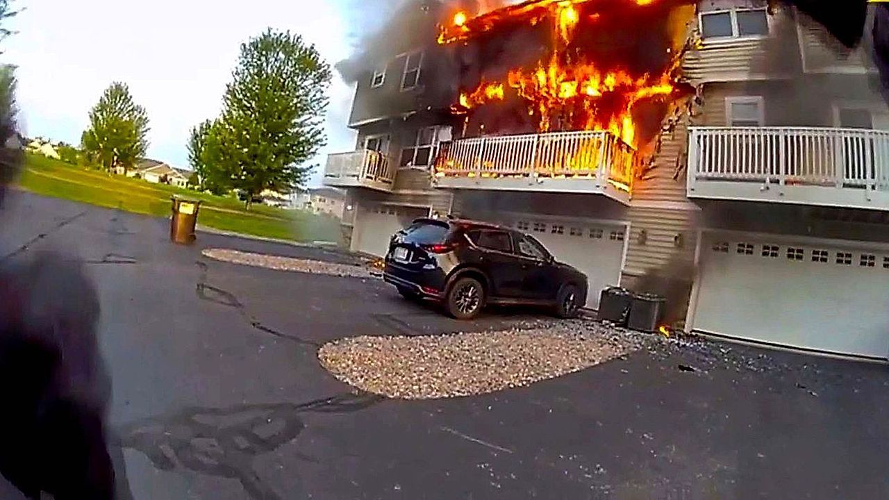 Video: Heldenhafter Einsatz: Polizist bricht Tür auf und rettet Familie vor Feuer in Wisconsin