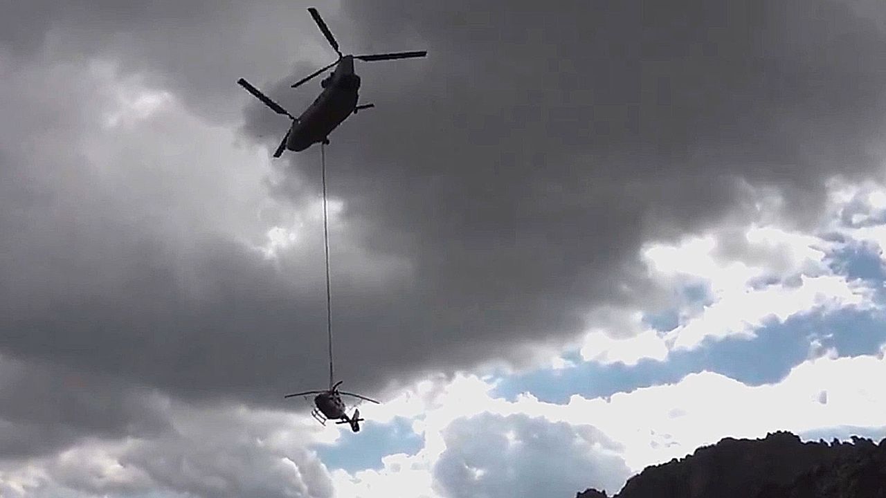 Video: Rettung am Berg: Chinook birgt Polizeihubschrauber in Spanien