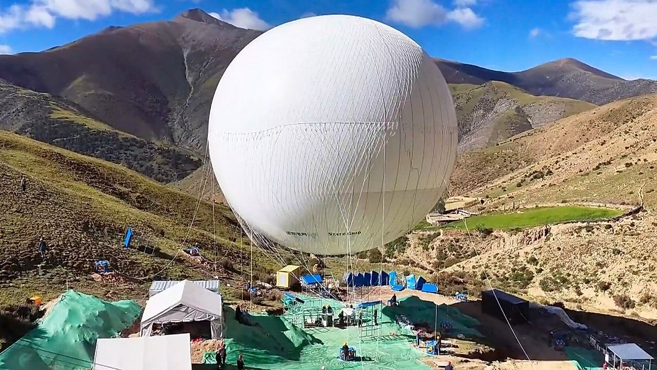 Video: Kraft aus der Luft: Fesselballon hebt tonnenschweres Baumaterial im Hochgebirge von Tibet
