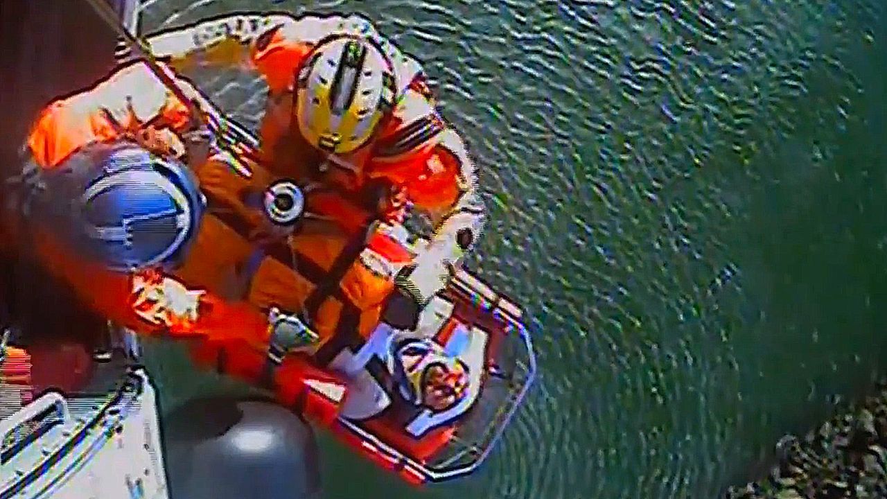 Video: Unter dem Felsen gefangen: Küstenwache rückt an Wellenbrecher in Oregon aus