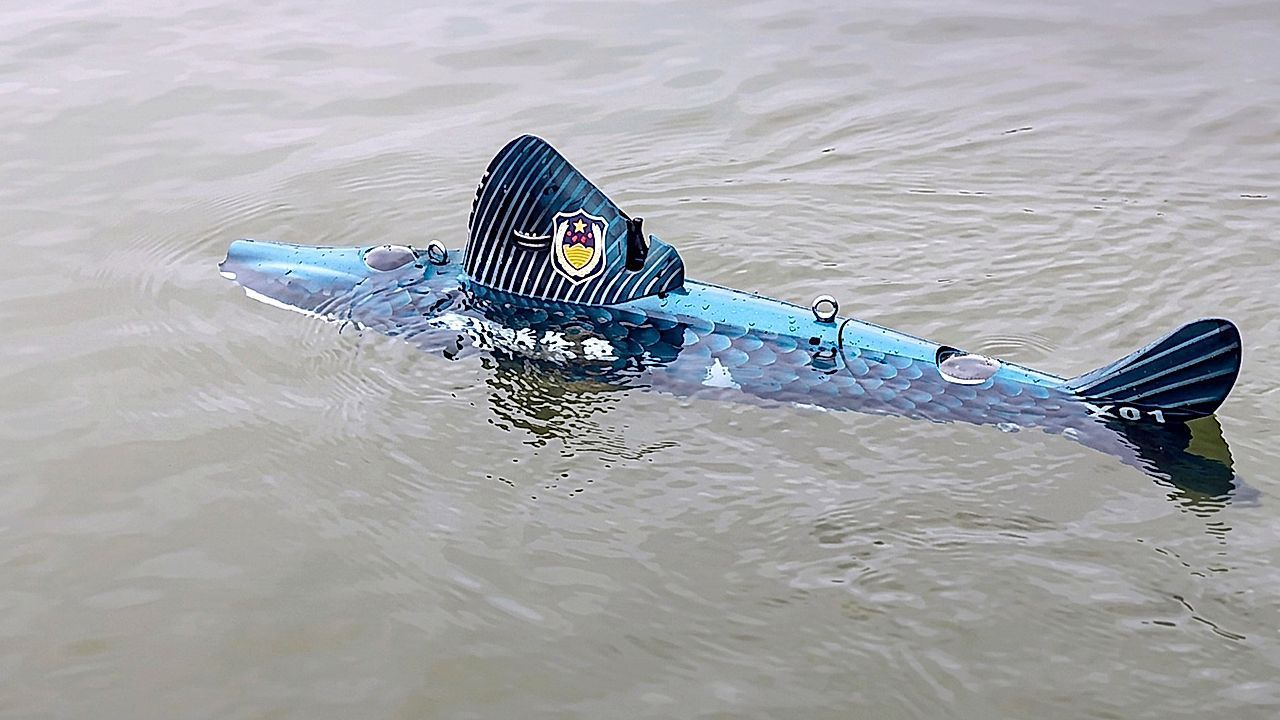 Video: Spion mit Flossen: Autonomer Roboterfisch kontrolliert See in China