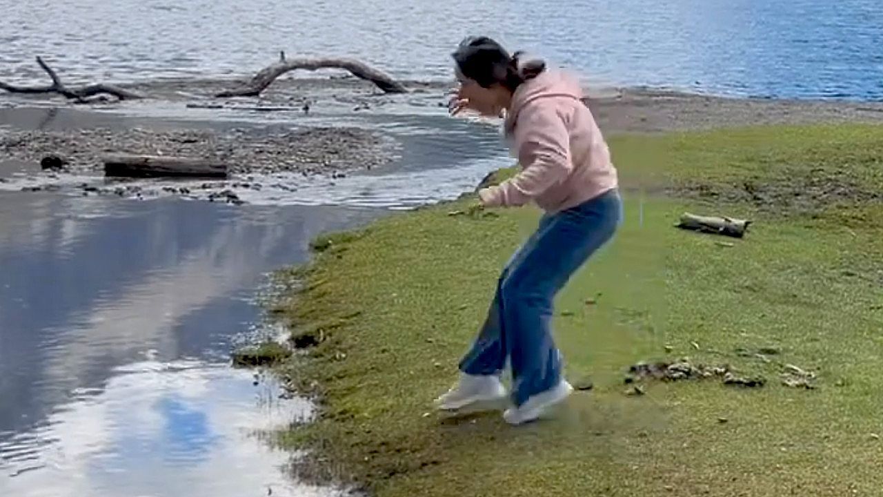 Video: Fast geschafft: Frau will über Bach springen – dann verlässt sie der Mut