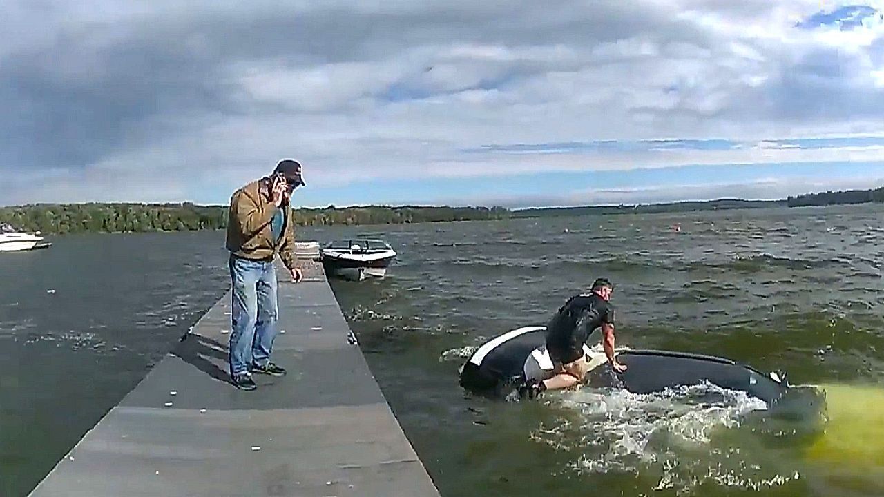 Video: Bodycam captures dramatic rescue from sinking car in New York