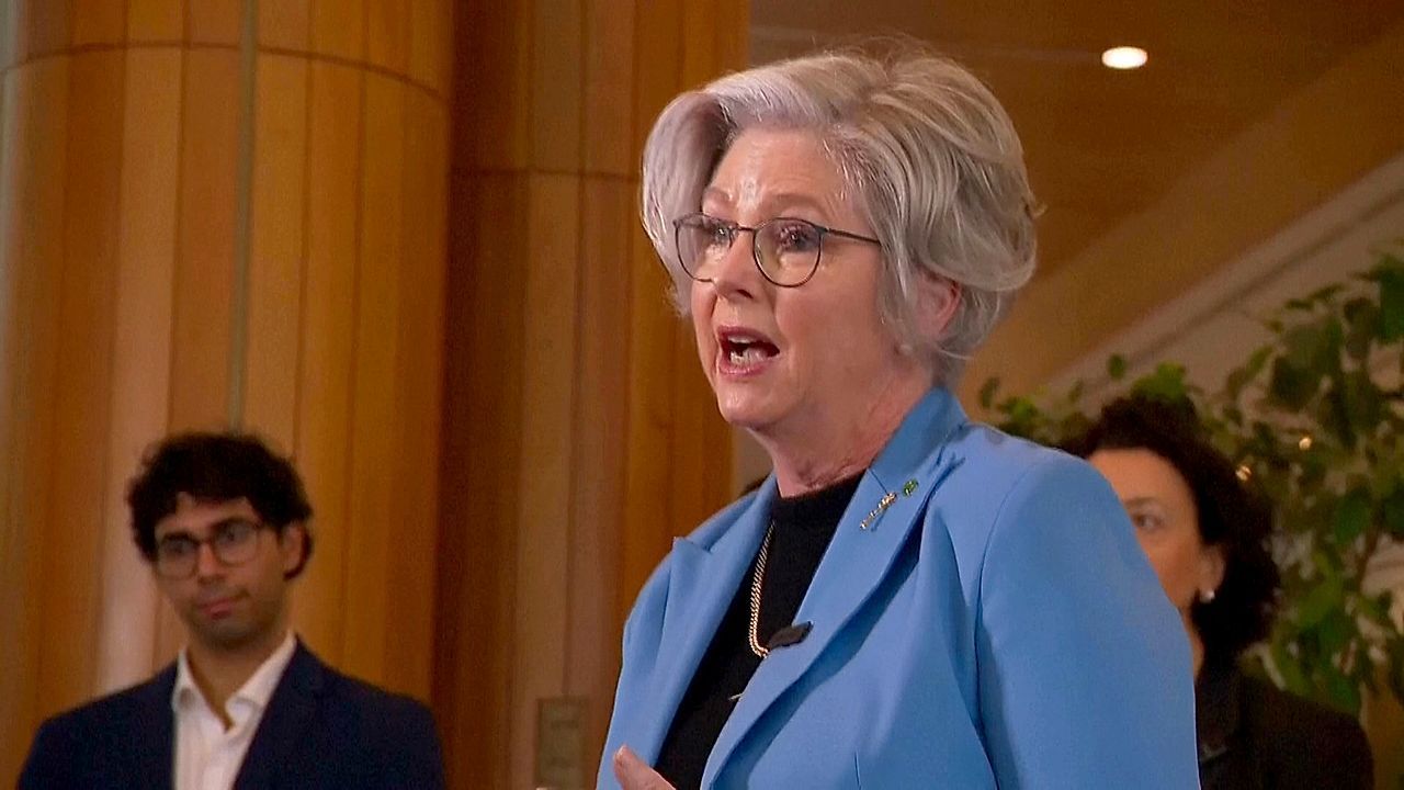 Video: Von Auto gerammt: Australische Politikerin schwer verletzt – Albanese: „Das war kein Unfall“