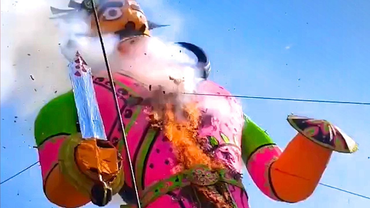 Kurzschluss vor Dussehra: Riesige Ravana-Figur geht in Indiens Hauptstadt in Flammen auf