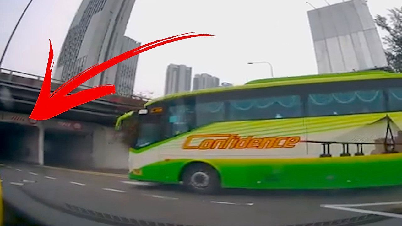 Peinliche Panne: Fahrer unterschätzt Höhe – Bus bleibt unter Brücke stecken