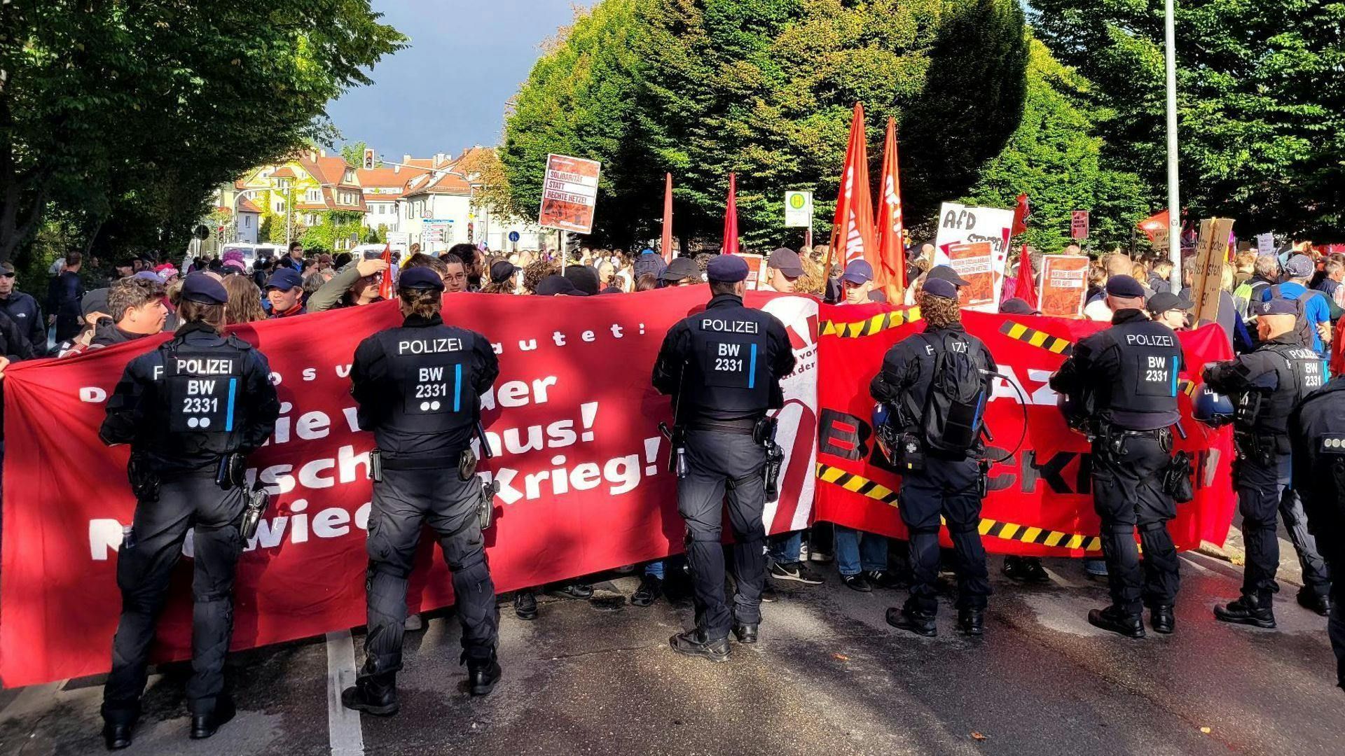 Video: Polizei blockiert: Demonstranten wollen zum Einlass vordringen