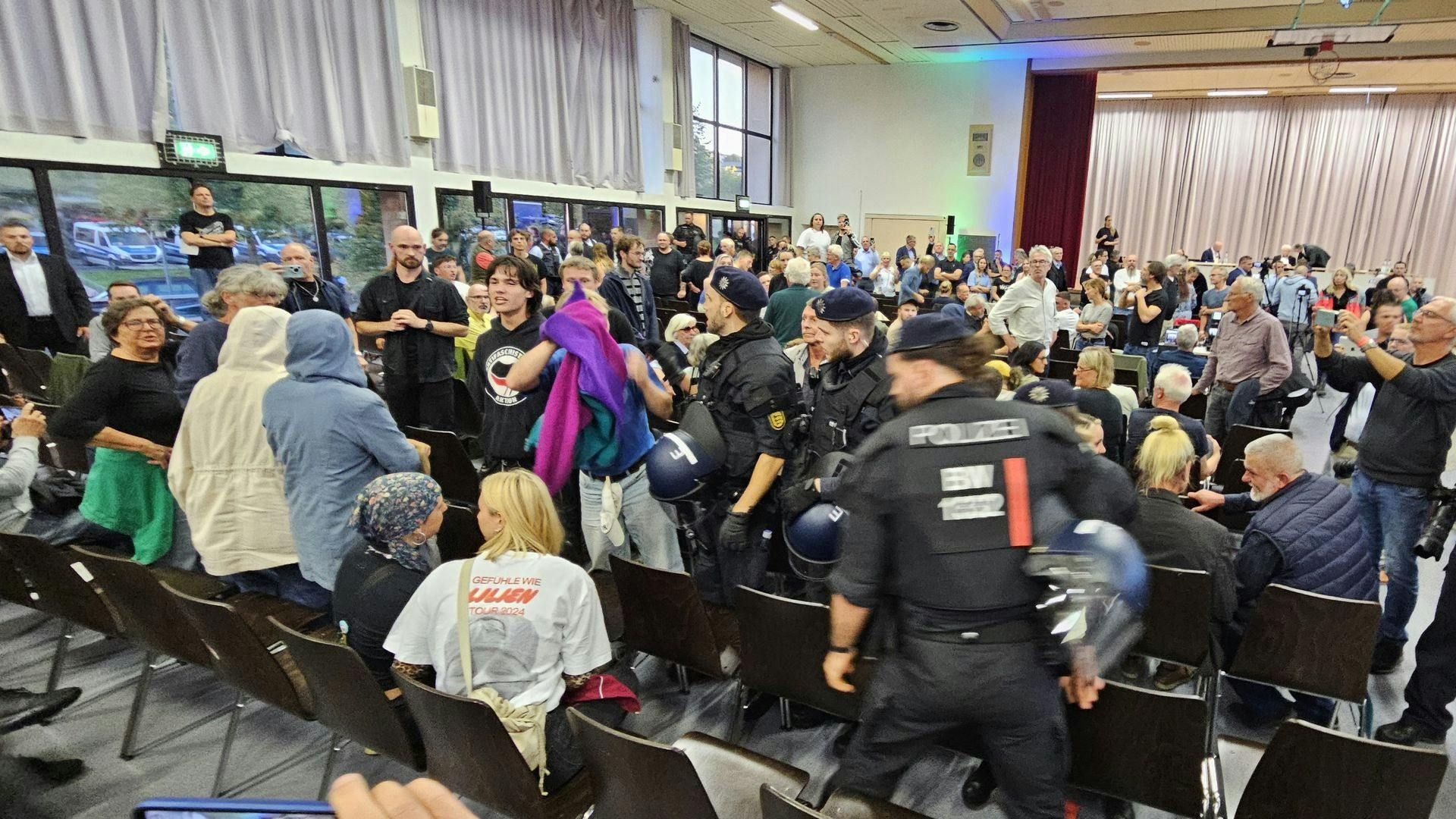 Video: “Es gibt kein Recht auf Nazi-Propaganda”: Sprechchöre beim Streitgespräch