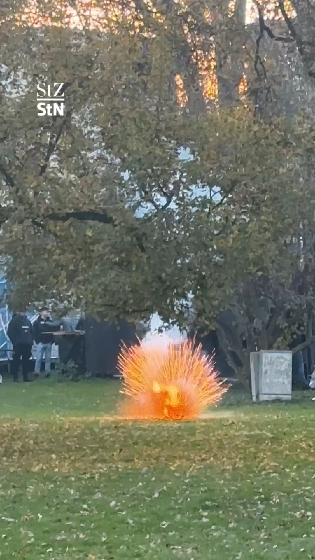 Video: Stuttgart gegen Feyenoord: Rotterdam-Fans böllern bei Sonja Merz